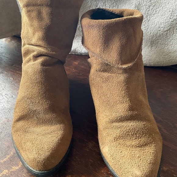 MADE IN CANADA  WOMENS  ANKLE SUEDE BOOTIES  by HENRI PIERE size  9 - Picture 1 of 6